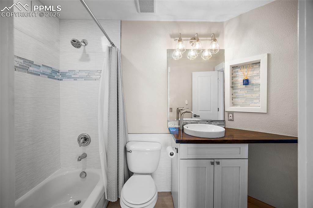 Image 20 of 36: Bathroom