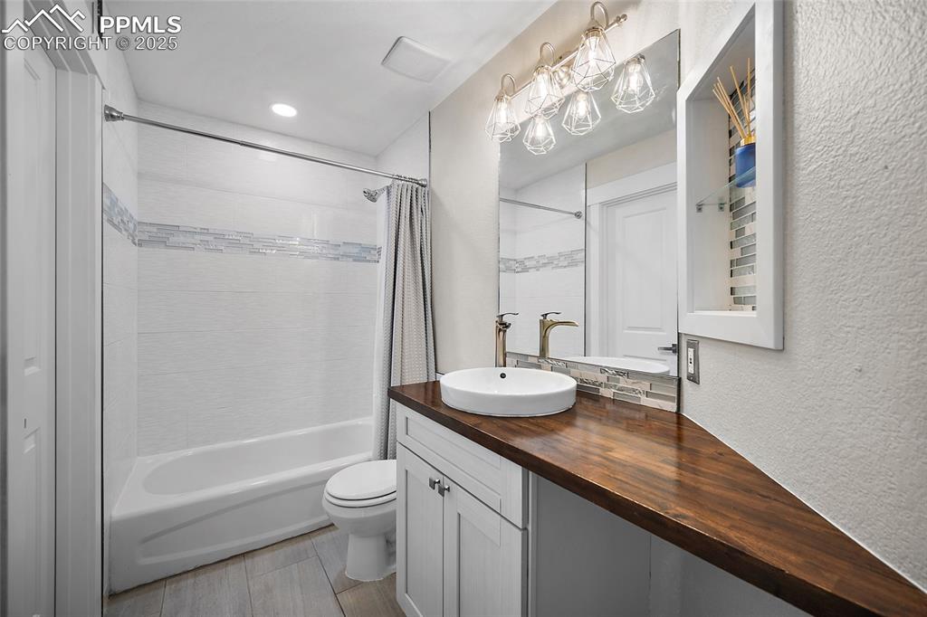 Image 21 of 36: Bathroom