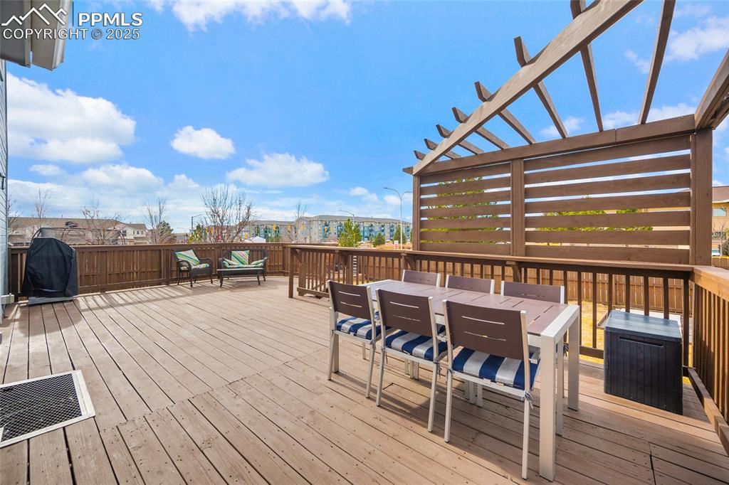 Image 28 of 36: Deck