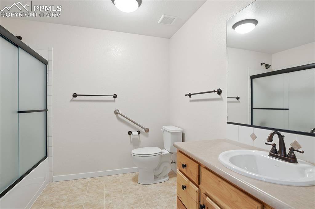 Image 12 of 20: Bathroom