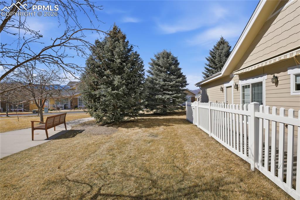 Image 19 of 20: Yard