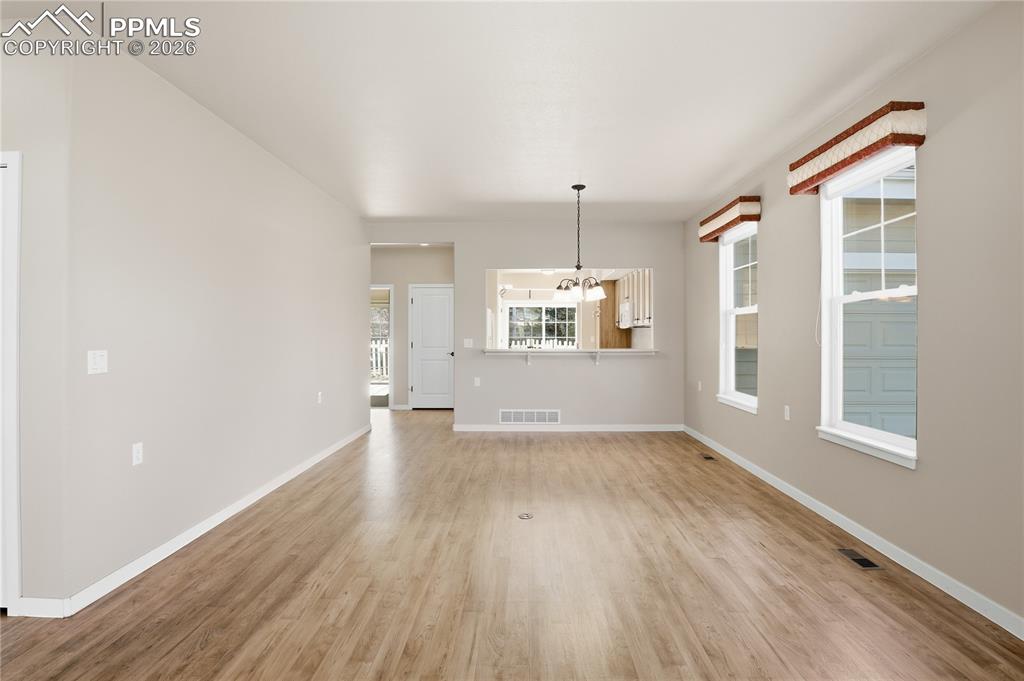 Image 4 of 20: Living Room