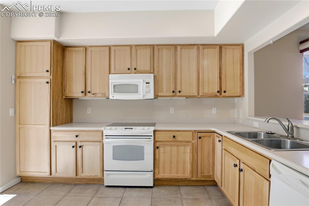 Image 6 of 20: Kitchen