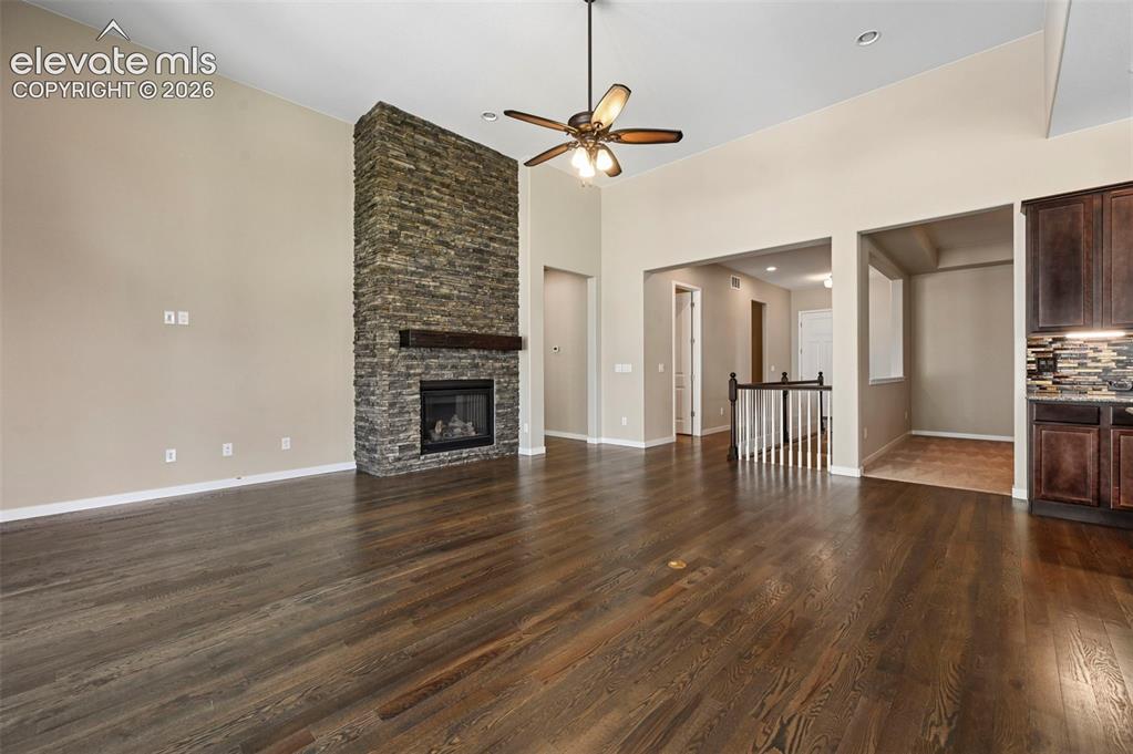 Image 18 of 49: Living Room