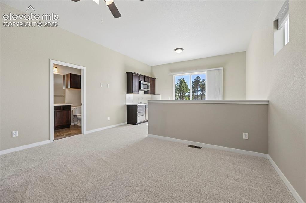 Image 9 of 49: Has an adjoining bath
