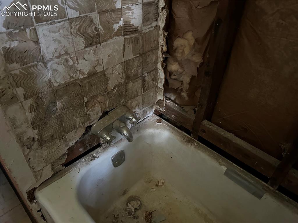 Image 22 of 50: Tub/Shower combo needing surround