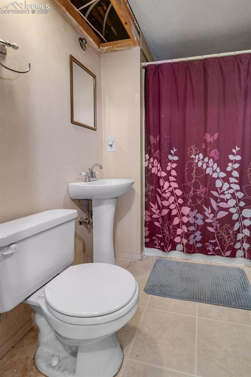 Image 34 of 50: Tub/Shower combo