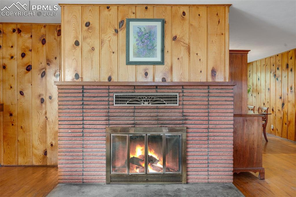 Image 7 of 50: 1st of 2 fireplaces - wood burning