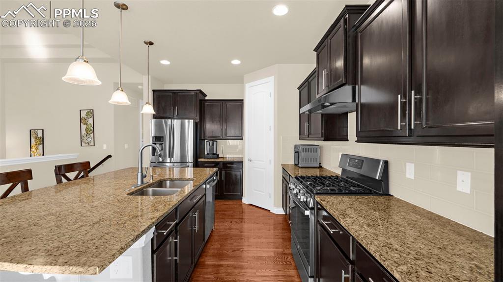 Image 15 of 40: Kitchen