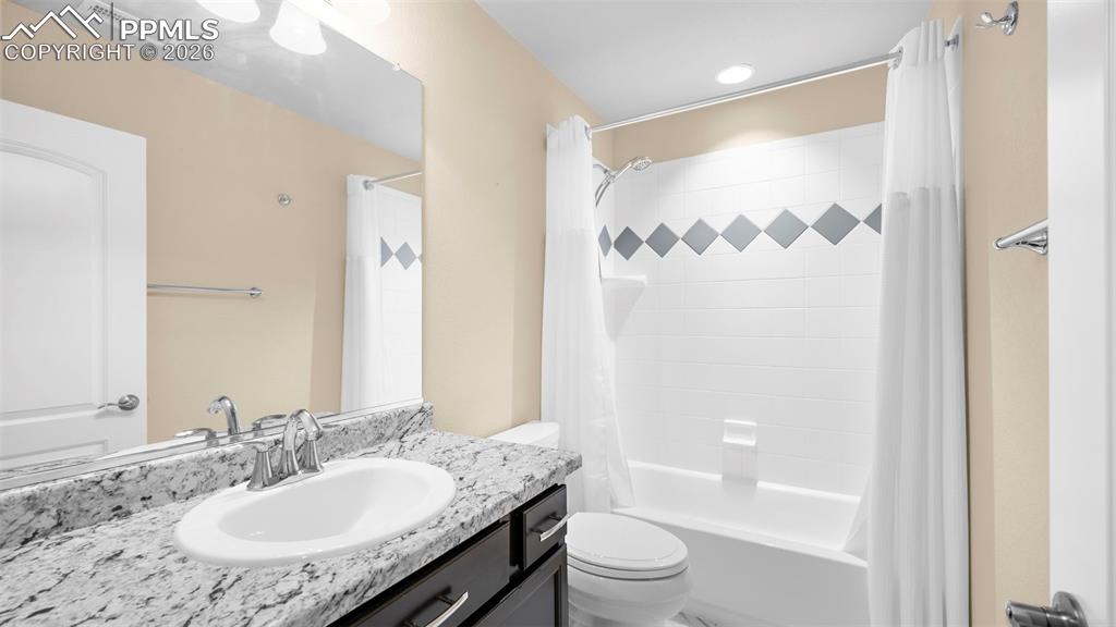 Image 30 of 40: Bathroom