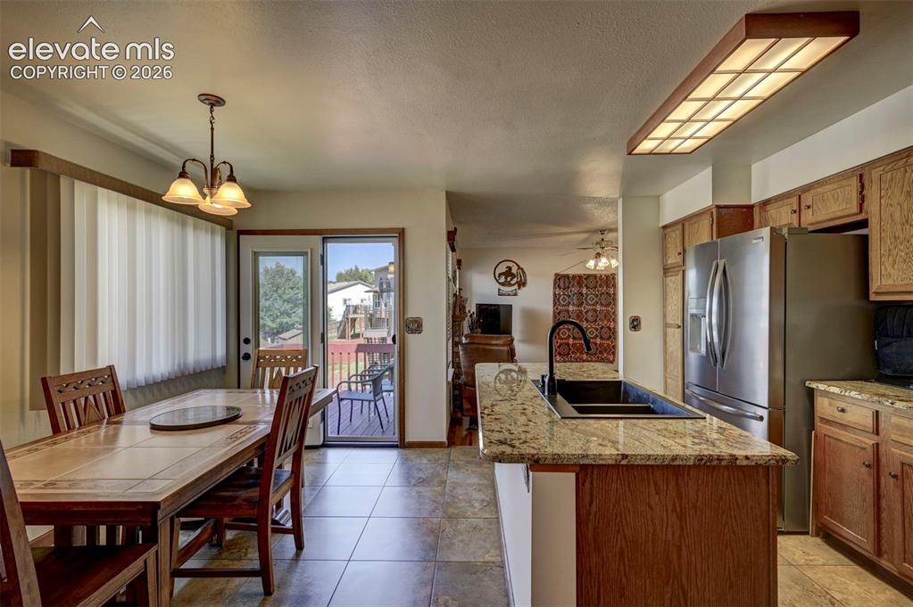 Image 10 of 50: Kitchen