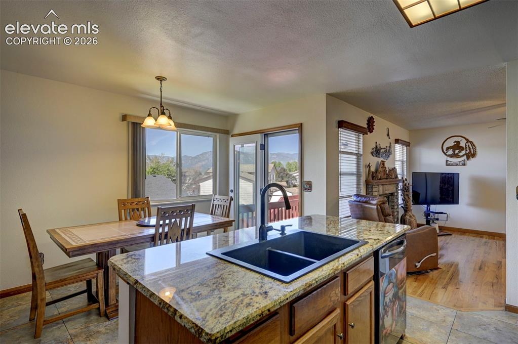 Image 11 of 50: Kitchen