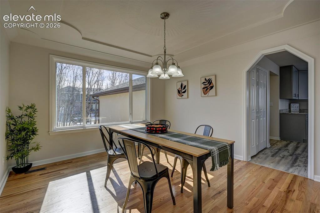 Image 10 of 47: Dining Area