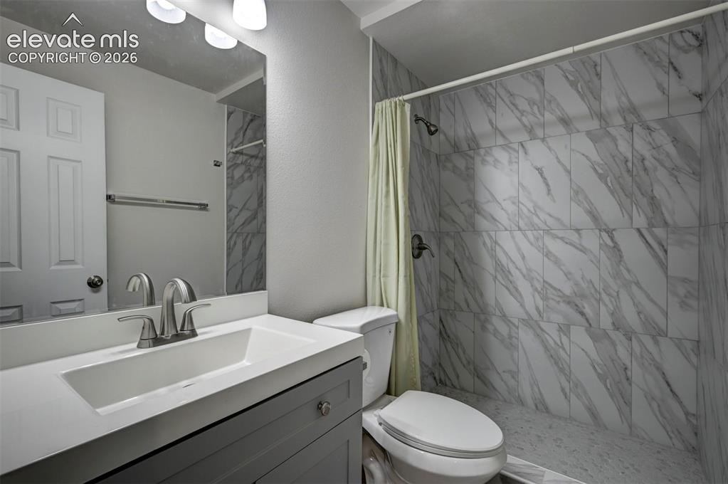 Image 38 of 47: Bathroom