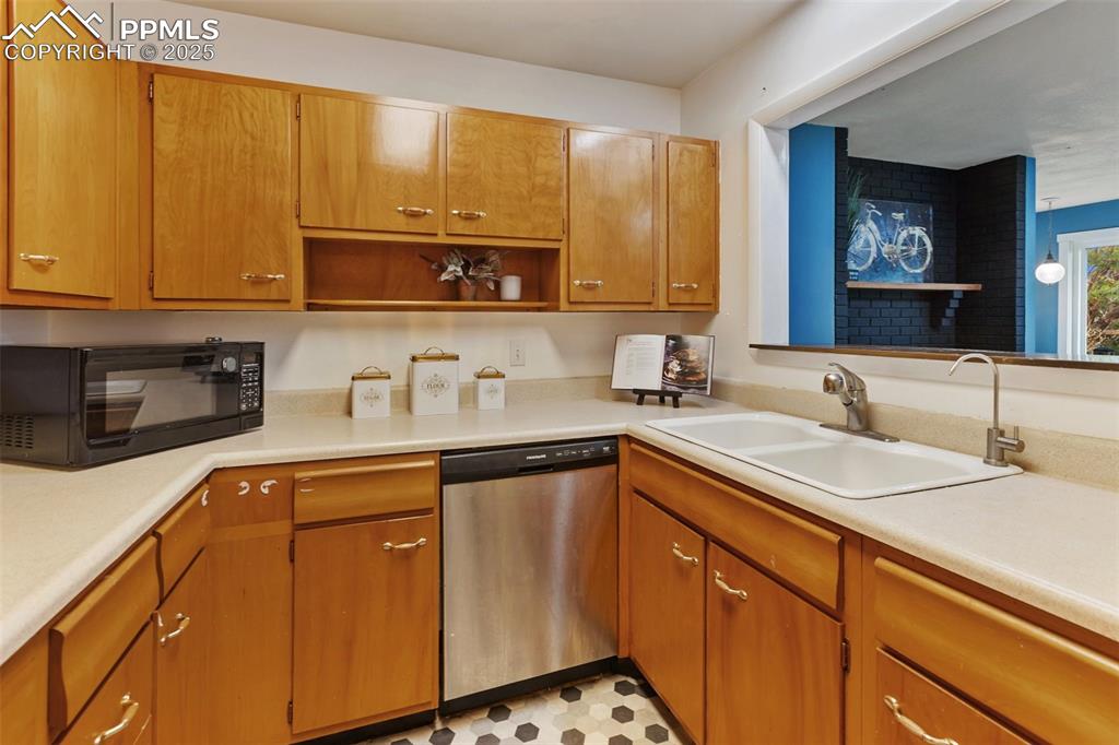 Image 18 of 36: Kitchen