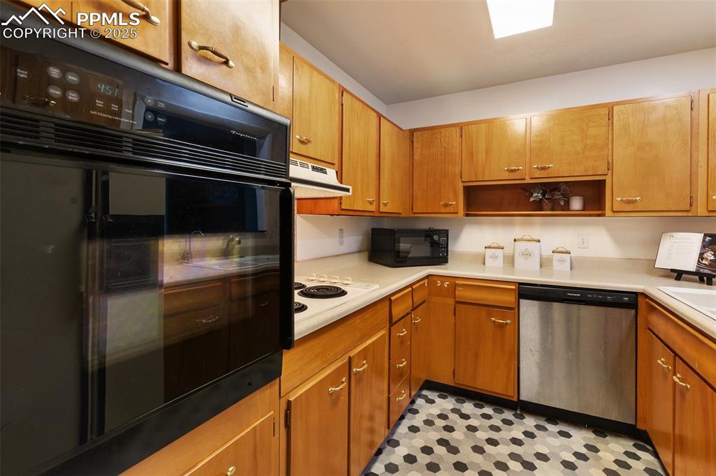 Image 19 of 36: Kitchen