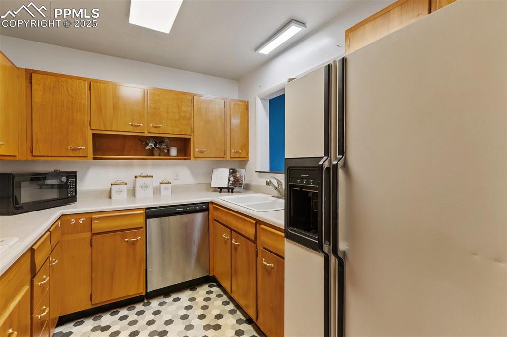 Image 22 of 36: Kitchen