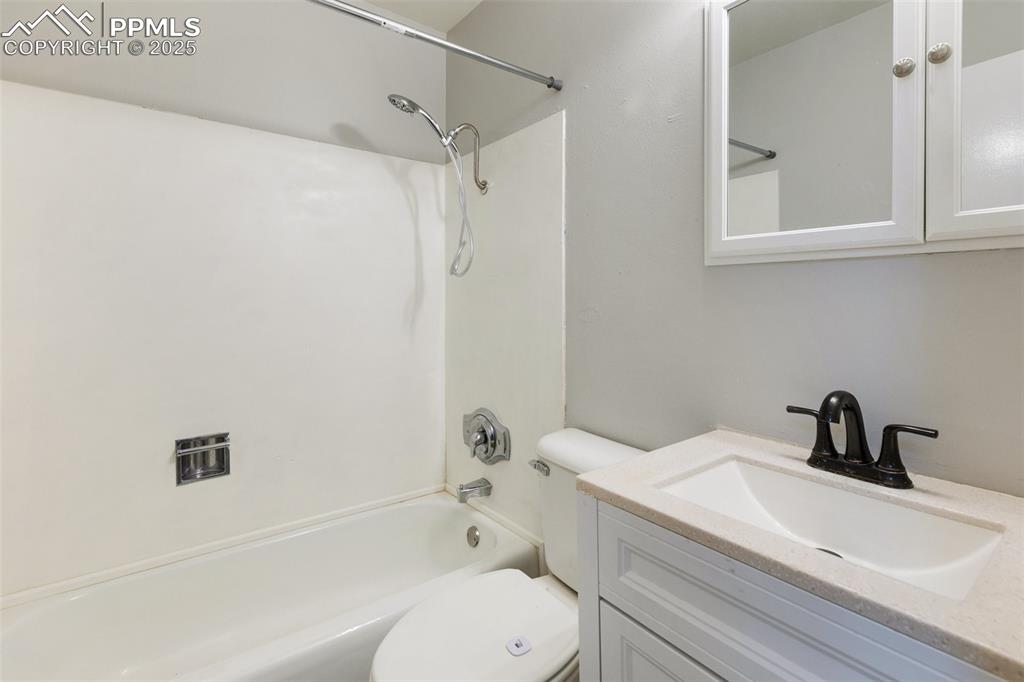 Image 23 of 36: Bathroom