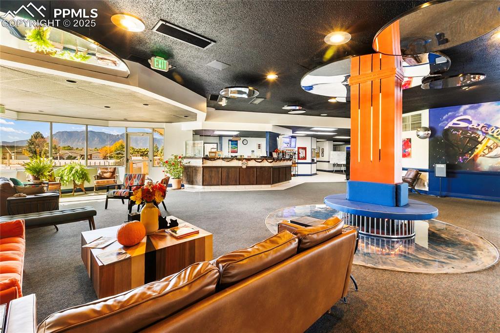 Image 10 of 41: Lobby