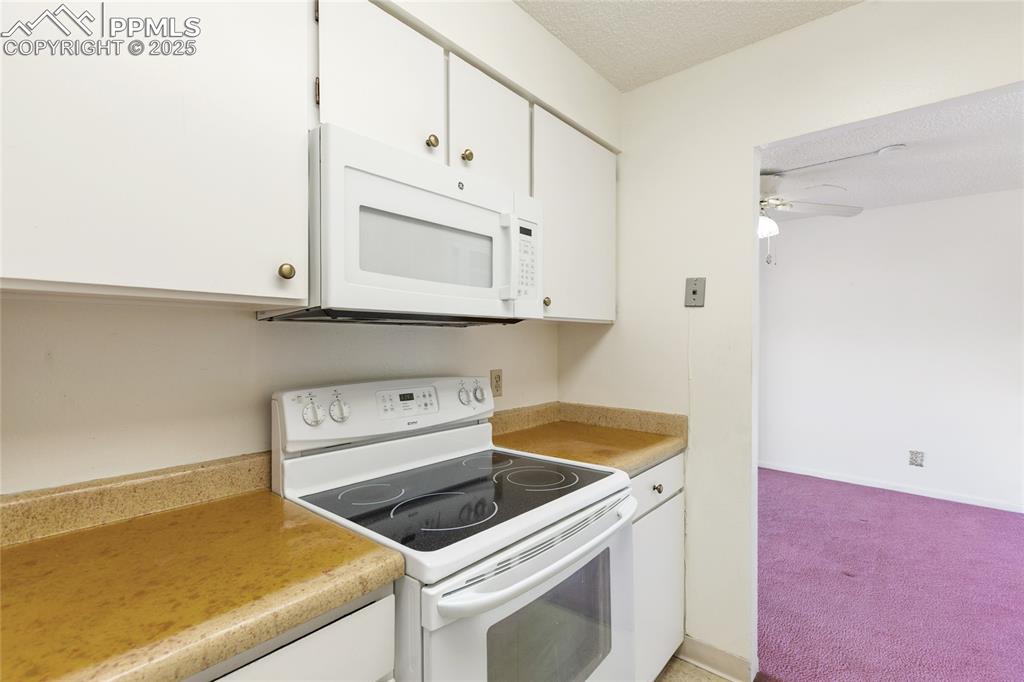 Image 25 of 41: Kitchen