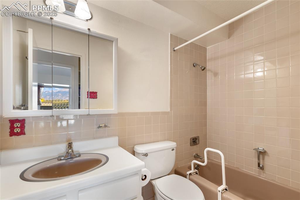 Image 31 of 41: Bathroom