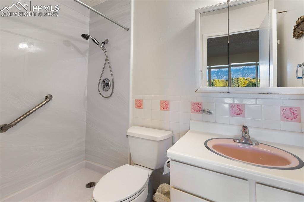 Image 32 of 41: Master Bathroom