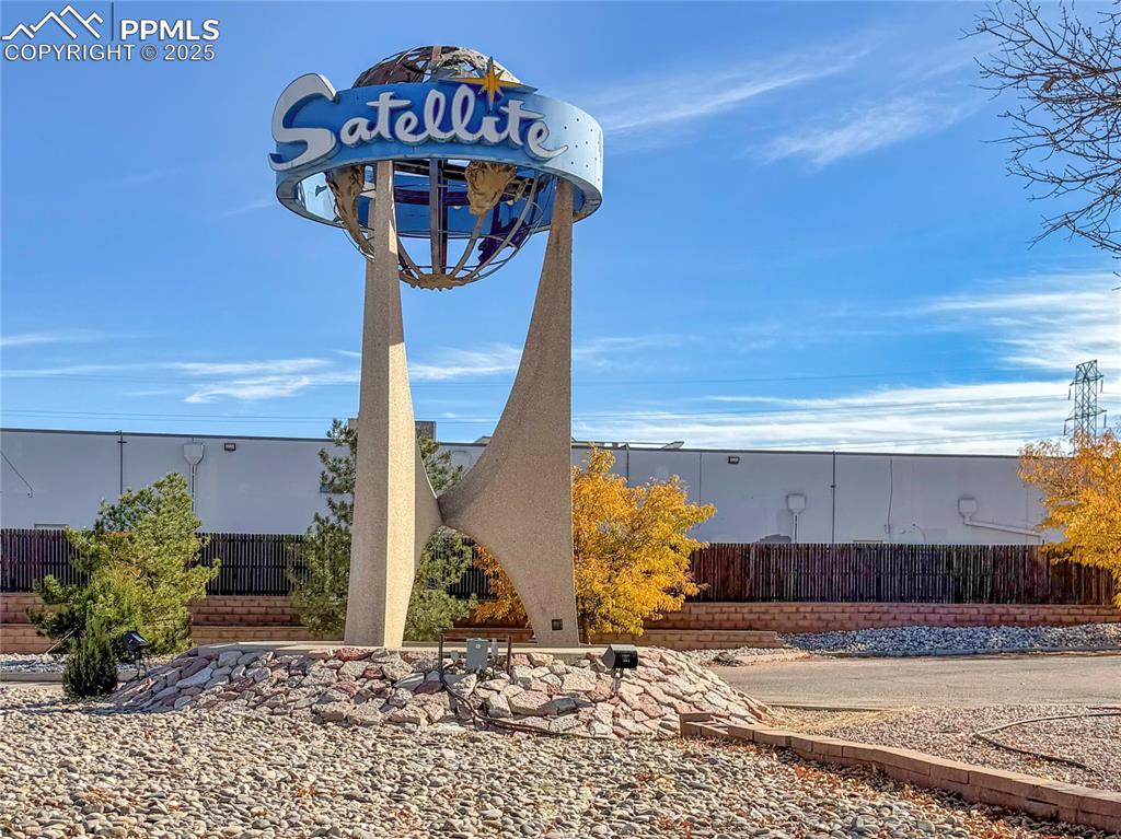 Image 4 of 41: Coolest sign ever