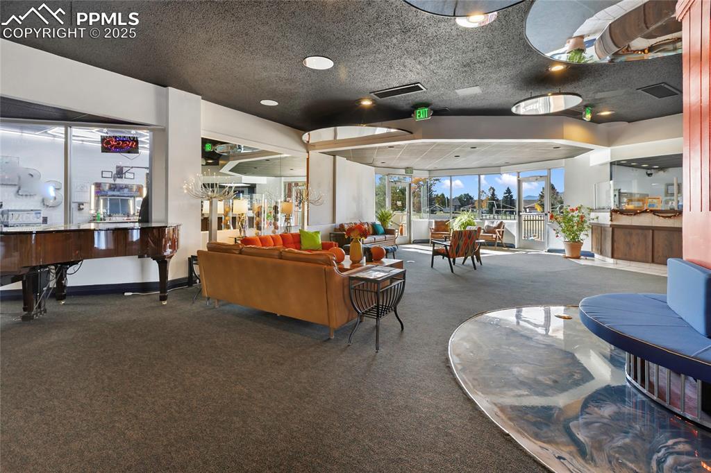 Image 7 of 41: Fashionable lobby