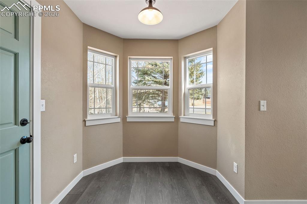 Image 10 of 28: Lovely Dining Area