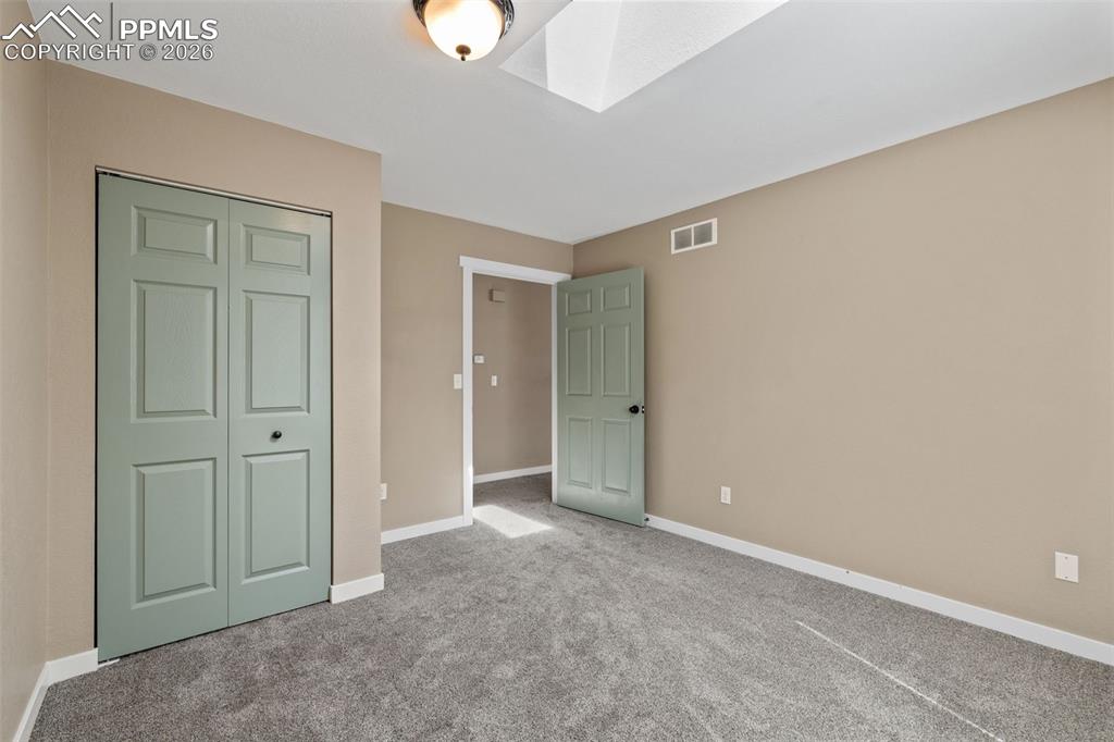 Image 14 of 28: Spacious Bedroom