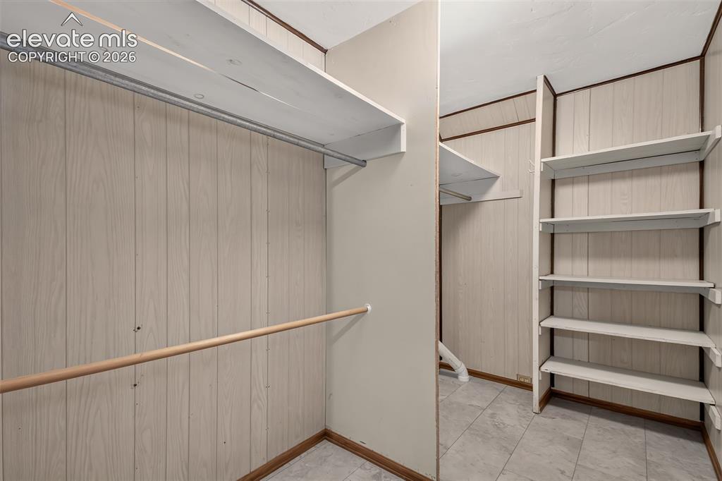Image 14 of 45: Walk-In Closets