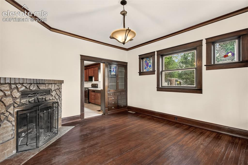 Image 15 of 45: Dining Room
