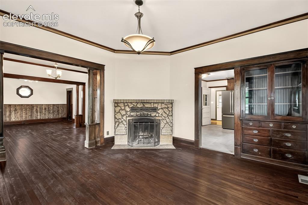 Image 16 of 45: Dining Room