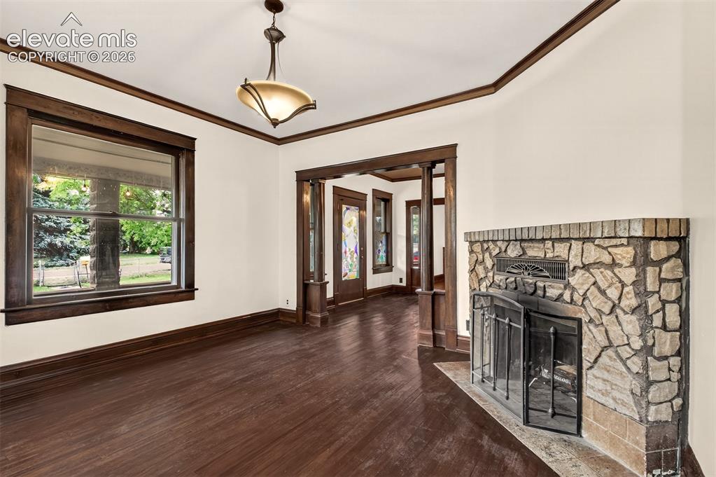 Image 18 of 45: Dining Room