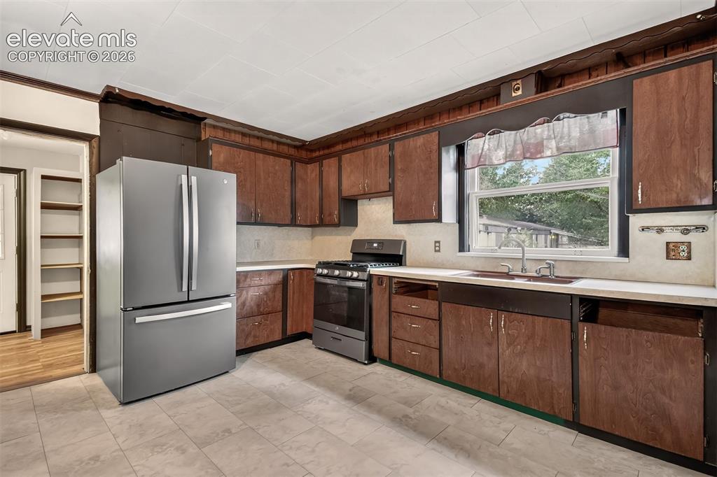Image 19 of 45: Kitchen