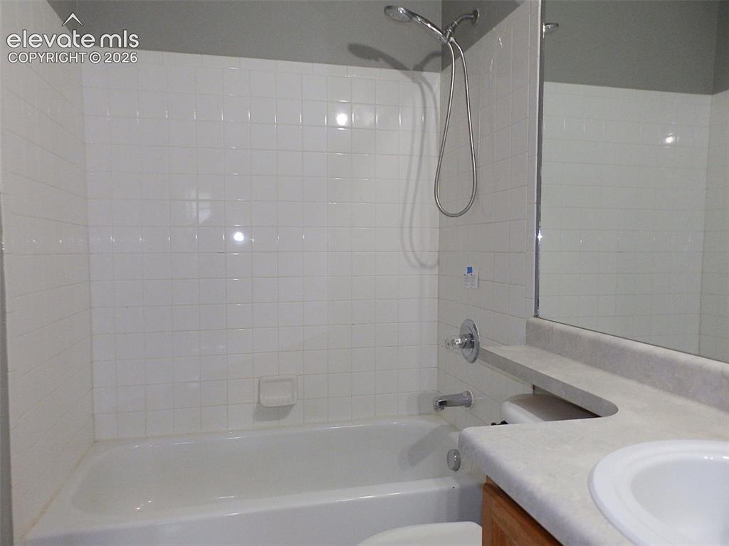 Image 10 of 20: Bathroom