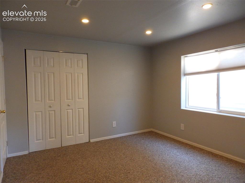 Image 14 of 20: Bedroom