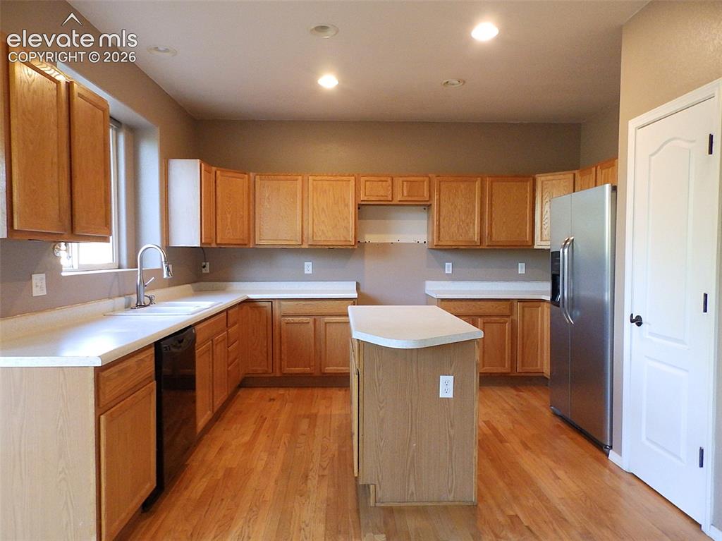 Image 4 of 20: Kitchen