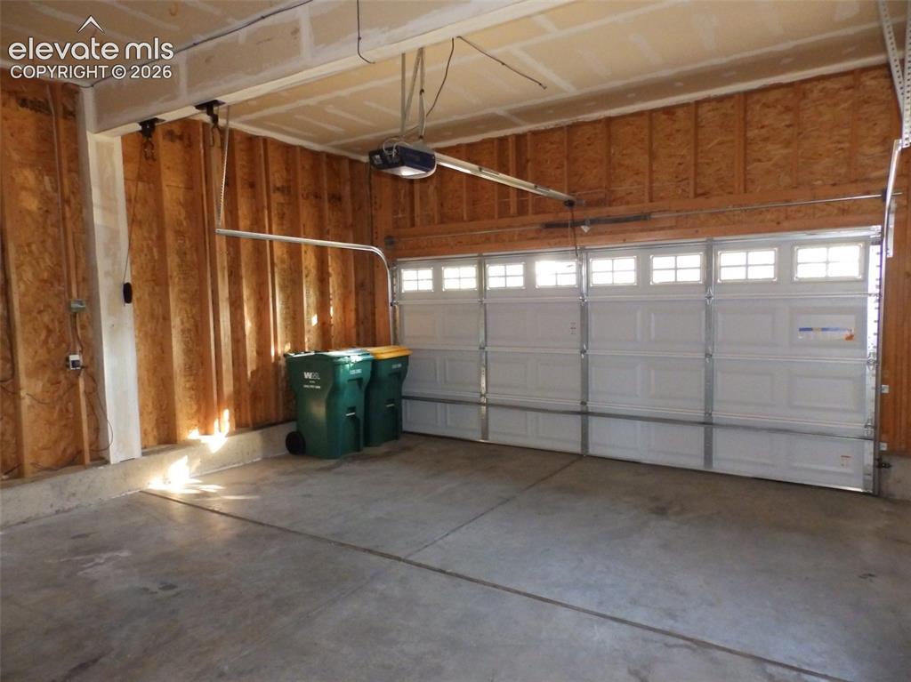 Image 5 of 20: Garage