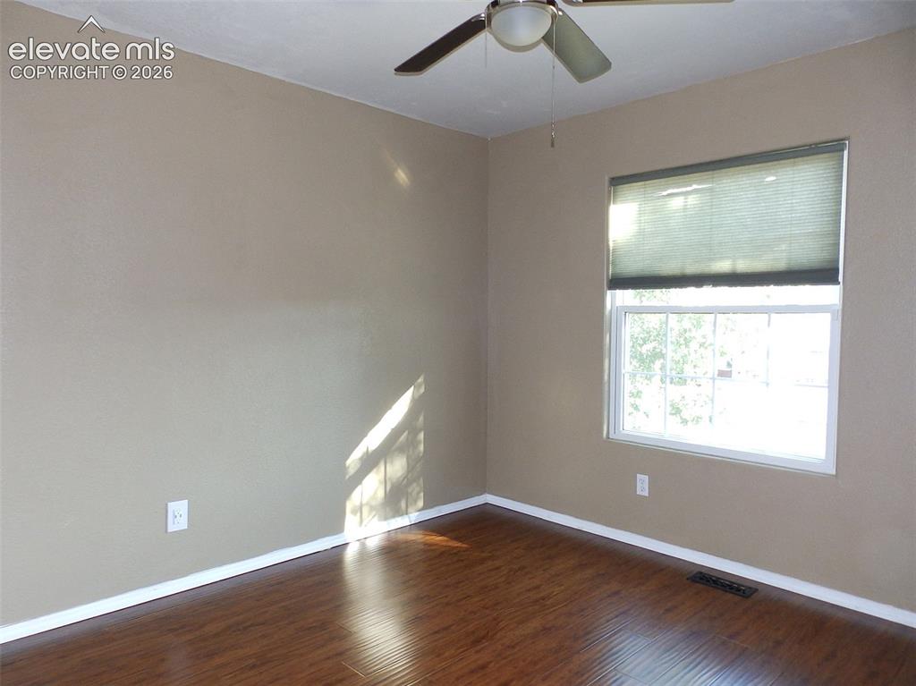 Image 8 of 20: Bedroom