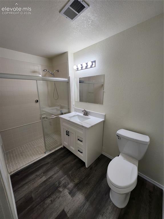 Image 16 of 28: Guest Bath