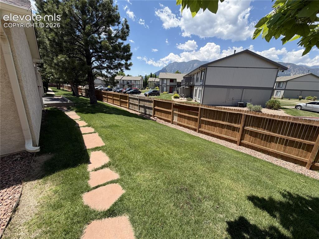 Image 6 of 28: side yard