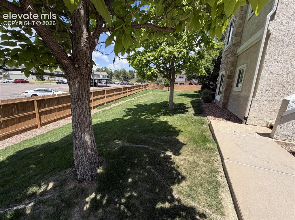 Image 7 of 28: Side yard