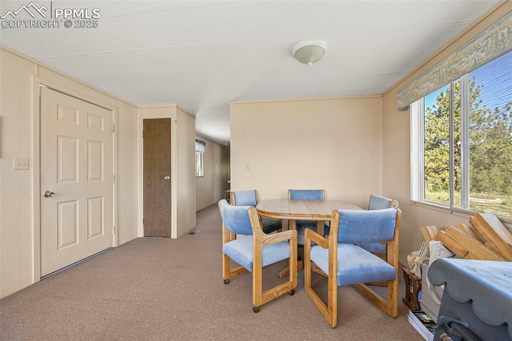 Image 14 of 32: Dining Area