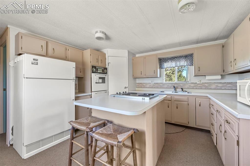 Image 15 of 32: Kitchen