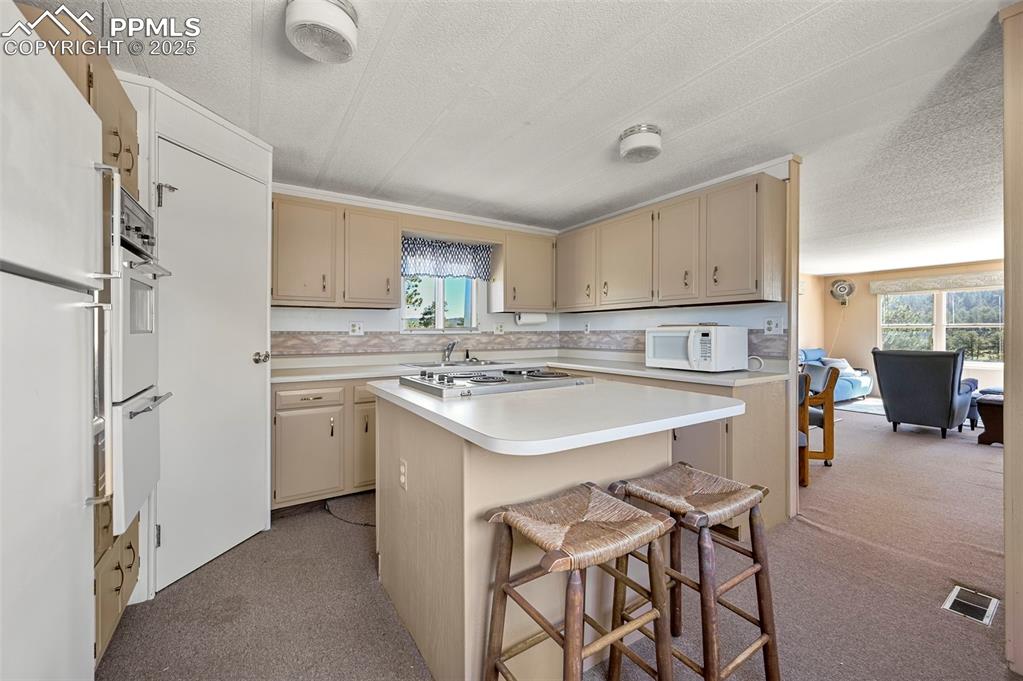 Image 16 of 32: Kitchen