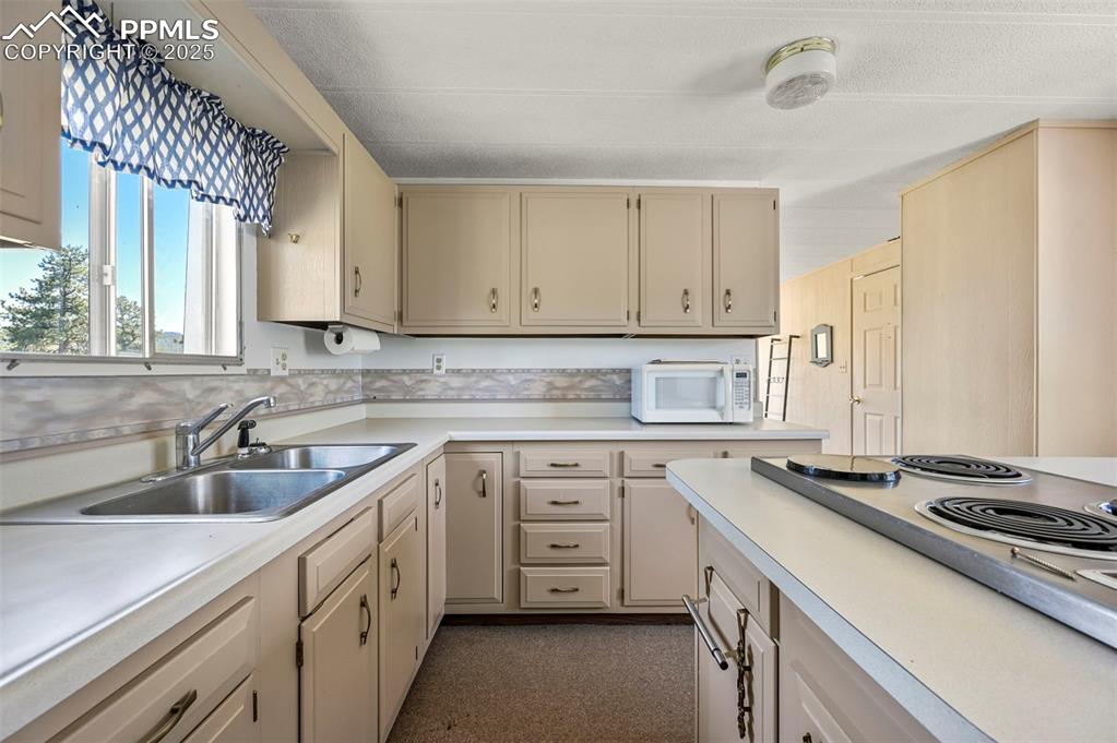 Image 17 of 32: Kitchen