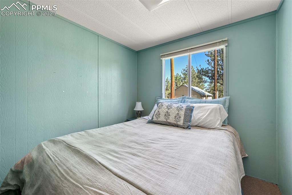 Image 20 of 32: Bedroom