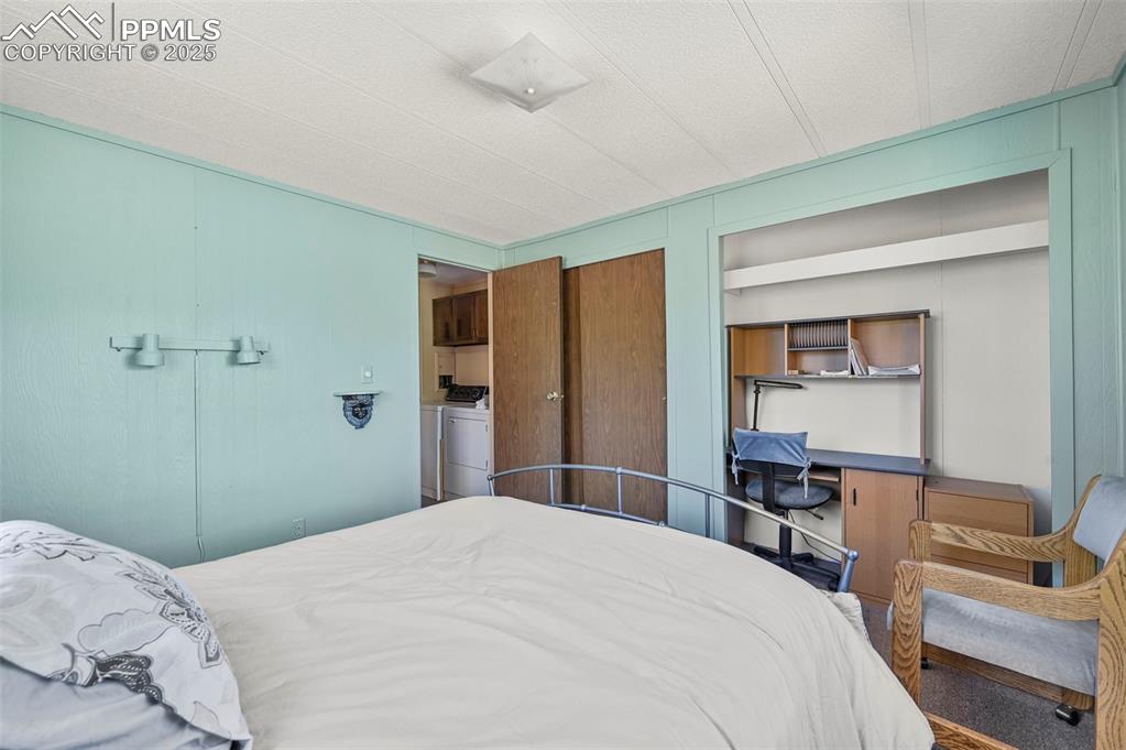 Image 23 of 32: Bedroom