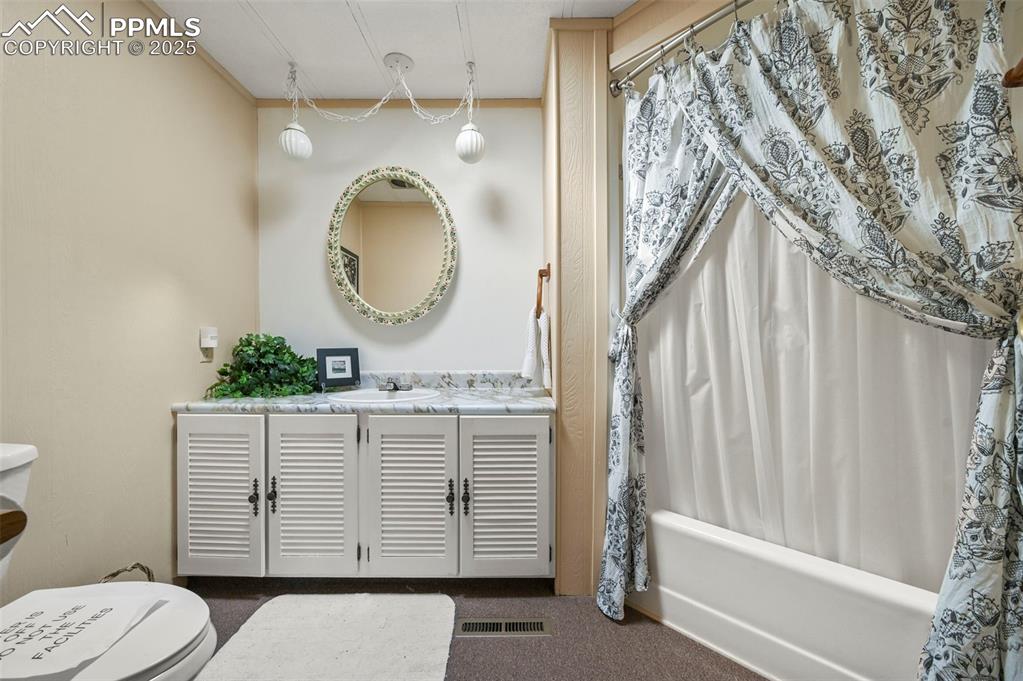 Image 24 of 32: Bathroom